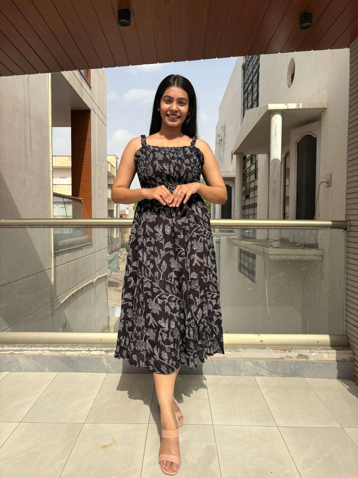 Smocking strap midi dress