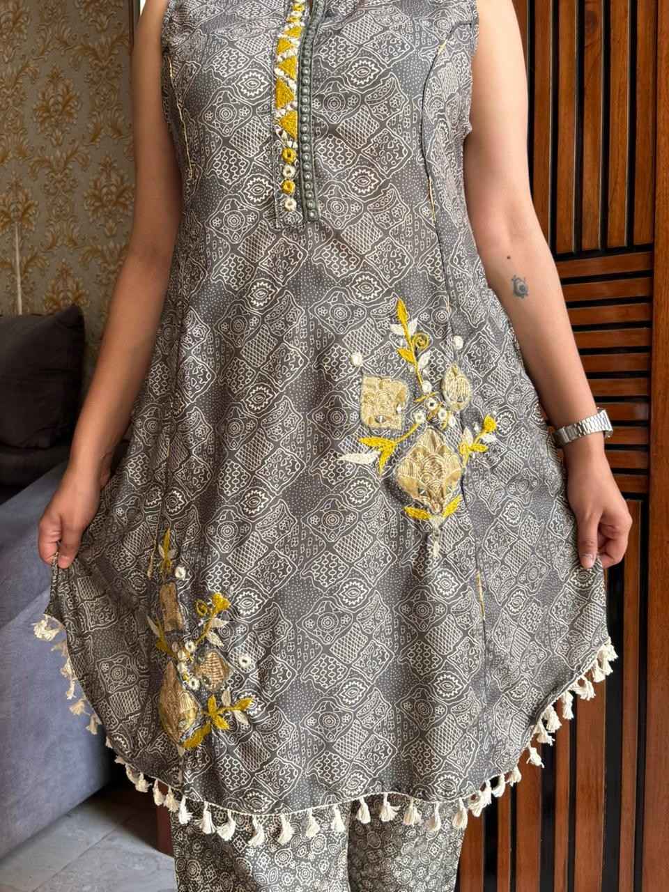 Sleeveless Bandhej Embroidered coordsrte
