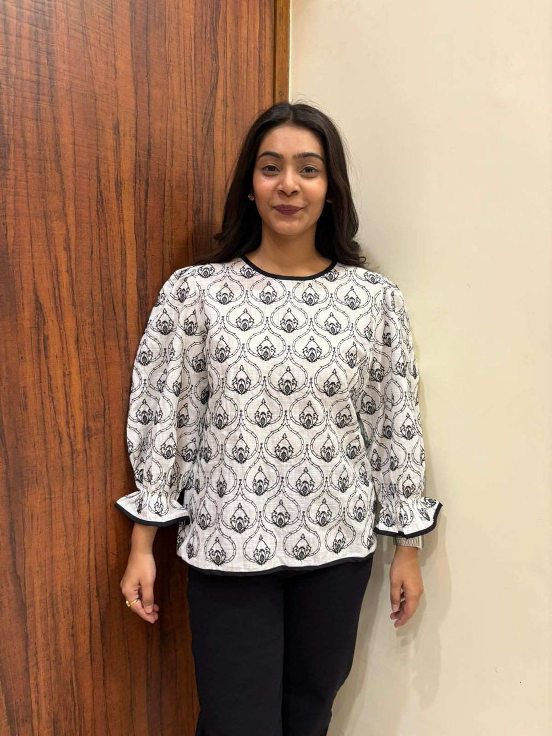 Embroidered puffsleeves Top